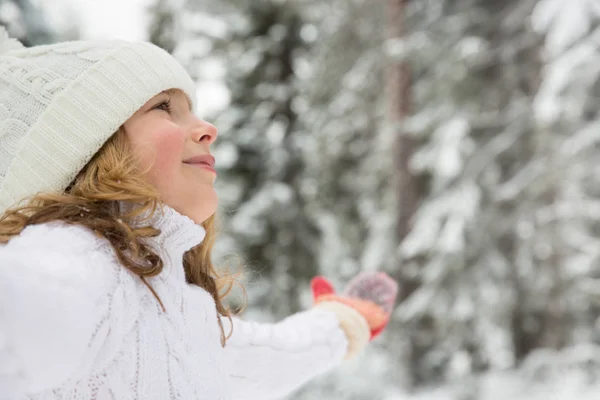 Glückliches Kind im Winterpark — Stockfoto