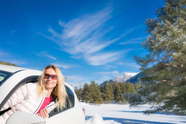 Donna felice viaggiare in auto in inverno — Foto Stock
