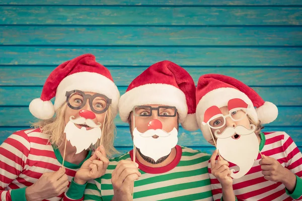 Glad familj på julafton — Stockfoto