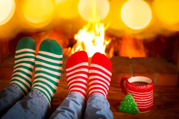 Pareja en calcetines de Navidad cerca de la chimenea — Foto de Stock