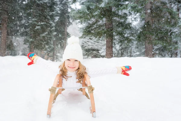 Счастливый ребенок зимой на улице — стоковое фото