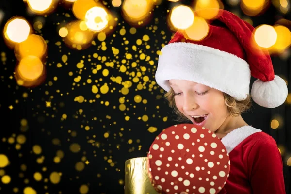 Criança surpresa segurando caixa de presente de Natal — Fotografia de Stock