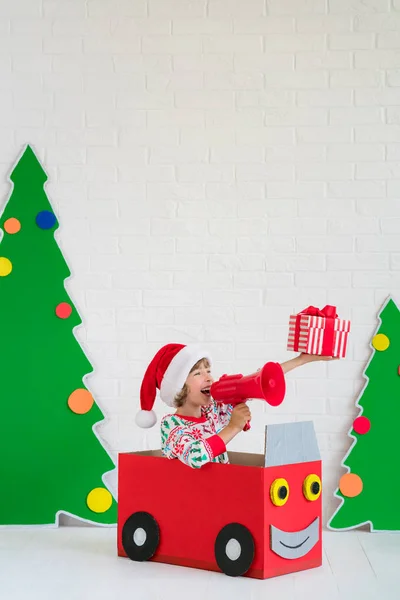 Glada barn på julafton — Stockfoto