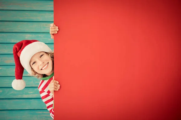Забавный ребенок держит картонный баннер пустым — стоковое фото