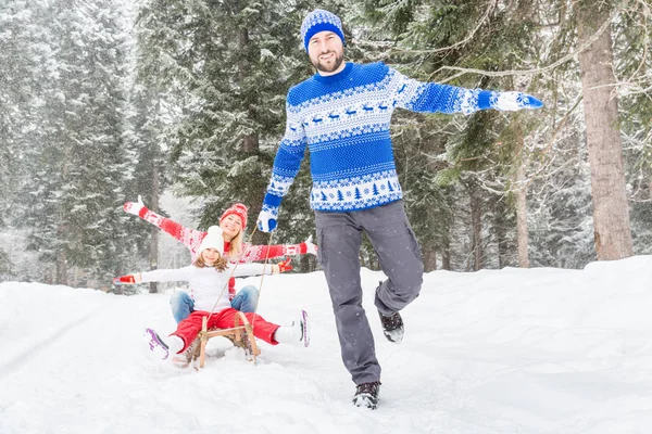 Boldog család szabadtéri, télen — Stock Fotó