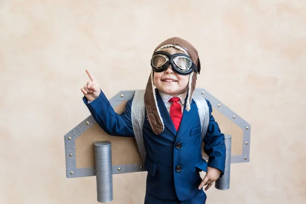 Retrato de jovem empresário com asas de papel de brinquedo — Fotografia de Stock