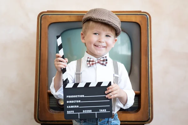 Gracioso niño sosteniendo clapper tablero — Foto de Stock