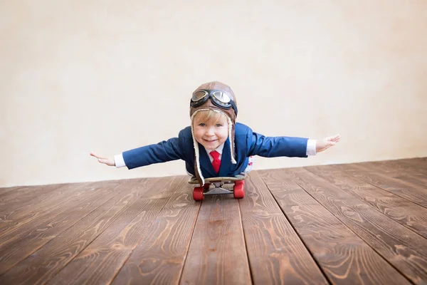 Retrato de niño feliz montando en monopatín — Foto de Stock