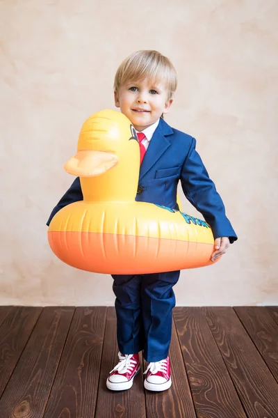 Gelukkige jonge zakenman klaar om te reizen — Stockfoto