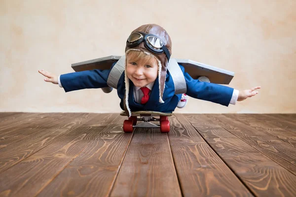 Портрет молодого бізнесмена з іграшковими паперовими крилами — стокове фото