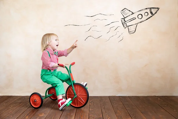 Feliz niño montando triciclo vintage — Foto de Stock