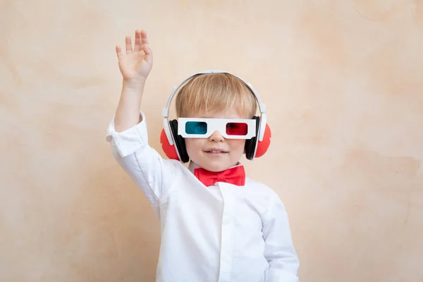 Lustiges Kind mit 3D-Brille — Stockfoto