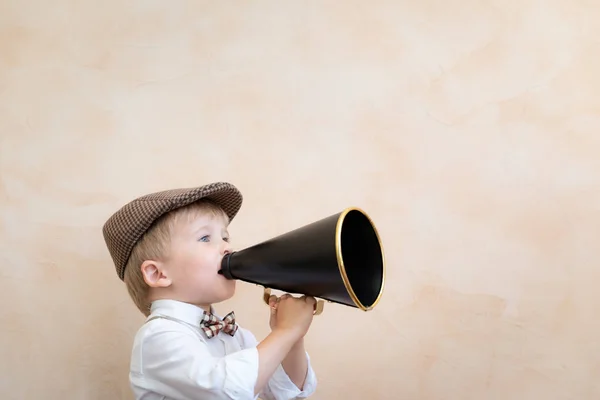 Bambino urlando attraverso megafono vintage — Foto Stock
