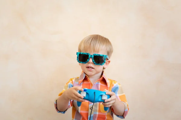 Gamer niño jugando videojuego con joystick — Foto de Stock