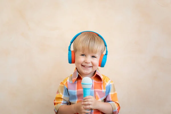 Mutlu çocuk şarkı söylüyor — Stok fotoğraf