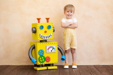 Oyuncak robotlu mutlu çocuk