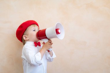 Vintage bir megafon ile bağırarak çocuk
