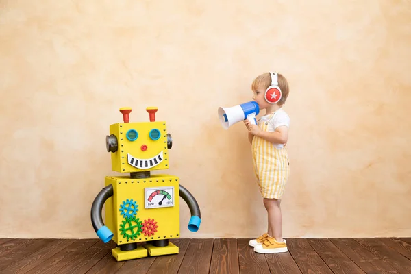 Šťastné dítě s robotem hračky — Stock fotografie