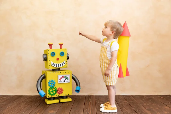 Criança feliz com robô de brinquedo — Fotografia de Stock