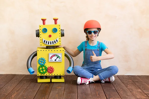 Счастливый ребенок с игрушечным роботом — стоковое фото