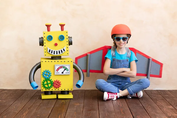 Niño feliz con robot de juguete — Foto de Stock