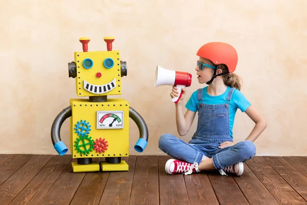 Niño feliz con robot de juguete — Foto de Stock