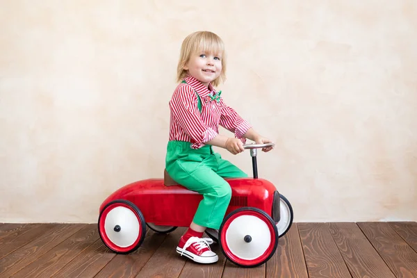 Niño feliz montar coche vintage — Foto de Stock