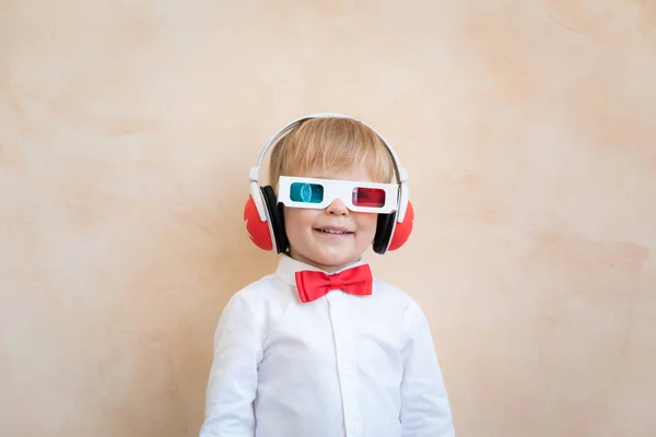 Engraçado garoto usando óculos 3d — Fotografia de Stock