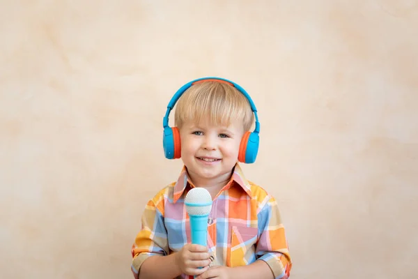 Niño feliz cantando una canción — Foto de Stock