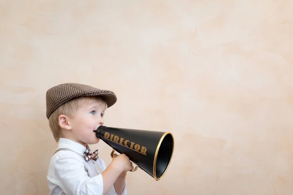 Παιδί φωνάζει μέσα από vintage μεγάφωνο — Φωτογραφία Αρχείου