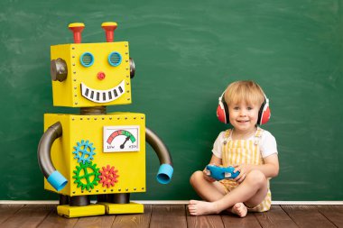 Oyuncak robotlu mutlu çocuk