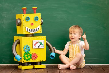 Oyuncak robotlu mutlu çocuk