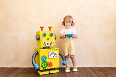 Oyuncak robotlu mutlu çocuk