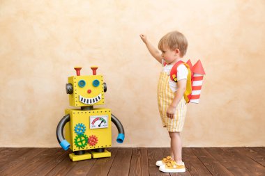 Oyuncak robotlu mutlu çocuk
