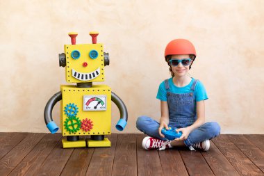 Oyuncak robotlu mutlu çocuk