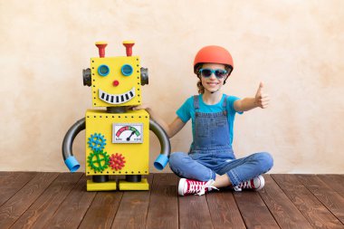 Oyuncak robotlu mutlu çocuk