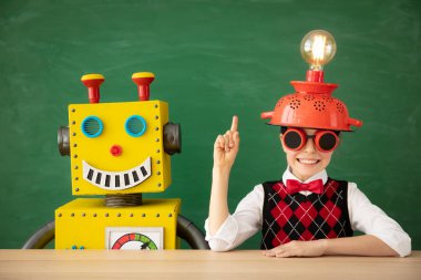 Okulda oyuncak robotu olan mutlu çocuk.