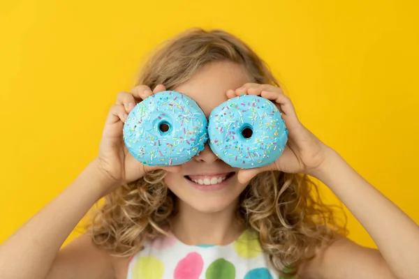 幸せな子供を保持施釉ドーナツ — ストック写真