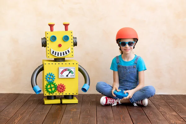 Niño feliz con robot de juguete — Foto de Stock