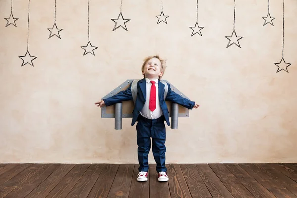 Criança feliz com asa de papel de brinquedo — Fotografia de Stock