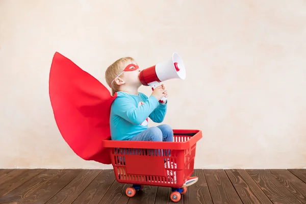 Feliz niño superhéroe jugando en casa — Foto de Stock