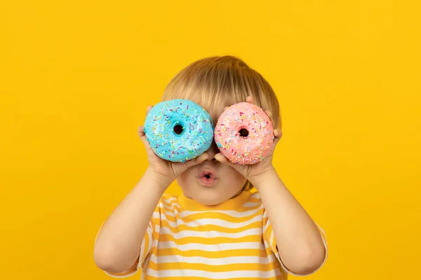 Mutlu çocuk jöleli donut tutuyor. — Stok fotoğraf