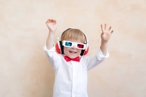 Ragazzo divertente che indossa occhiali 3d — Foto Stock