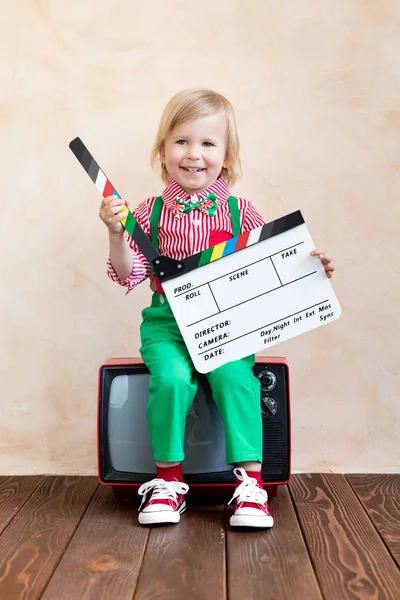 Legrační dítě drží klapky Rada — Stock fotografie