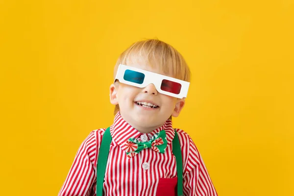 Criança feliz usando óculos 3d — Fotografia de Stock