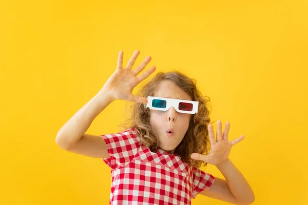 幸せな子供身に着けている3dメガネ — ストック写真