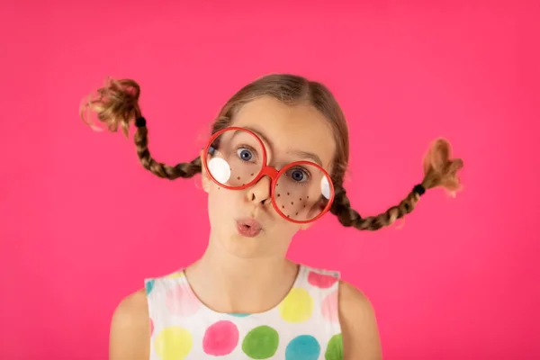 Retrato de chica elegante sobre fondo rosa — Foto de Stock