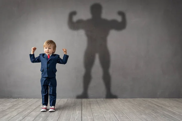 Enfant rêve de devenir un super-héros — Photo