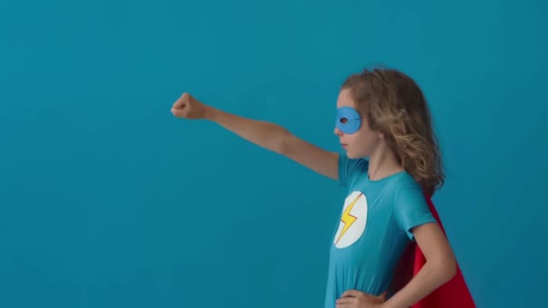 Молодая Девушка Хочет Стать Супергероем Подростковая Мечта Стать Супергероем Концепция — стоковое видео