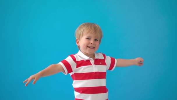 Glada Barn Som Har Roligt Grabben Spelar Mot Blå Bakgrund — Stockvideo